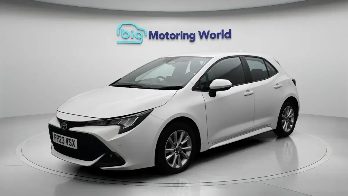 Used Toyota Corolla 140 HP (102 kW) 2023 White Hatchback