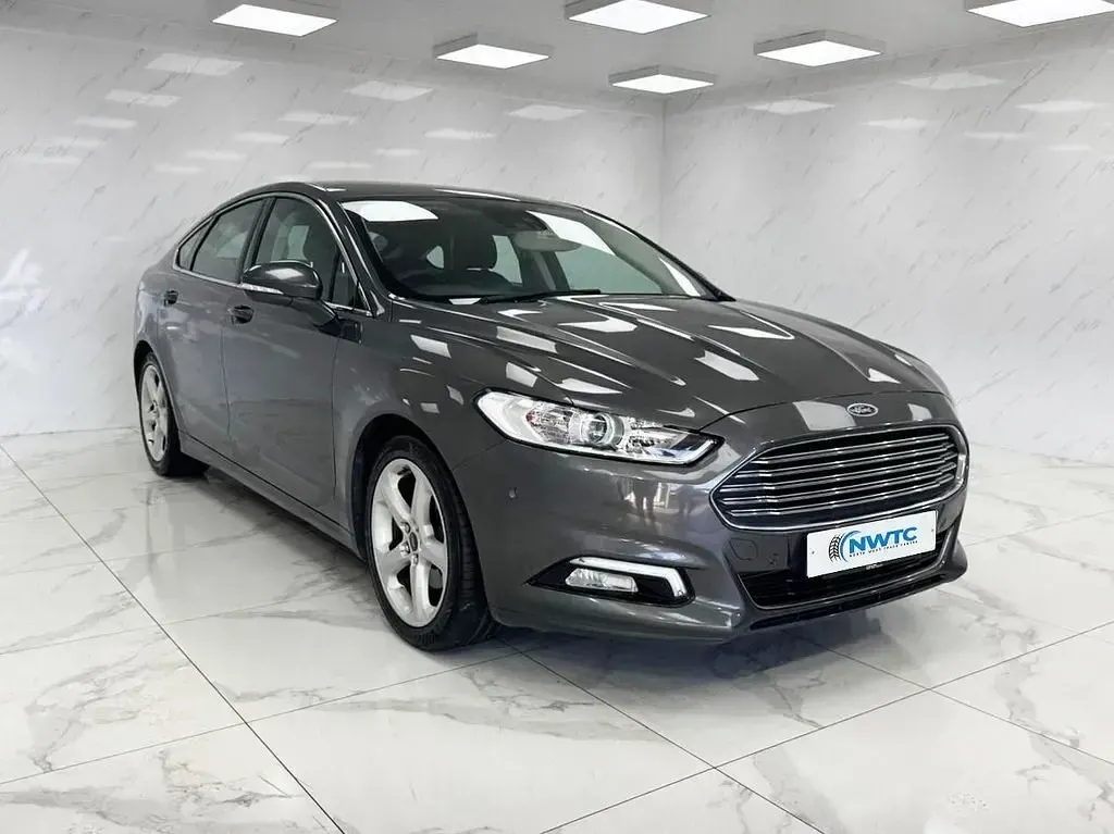 Usado Ford Mondeo Titanium 180 HP (132 kW) 2016 Cinzento Citadino