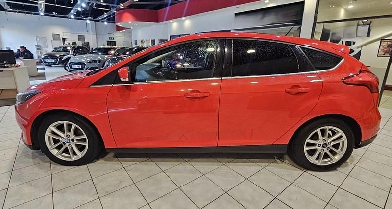 Used Ford Focus Zetec 115 HP (84 kW) 2015 Red Hatchback