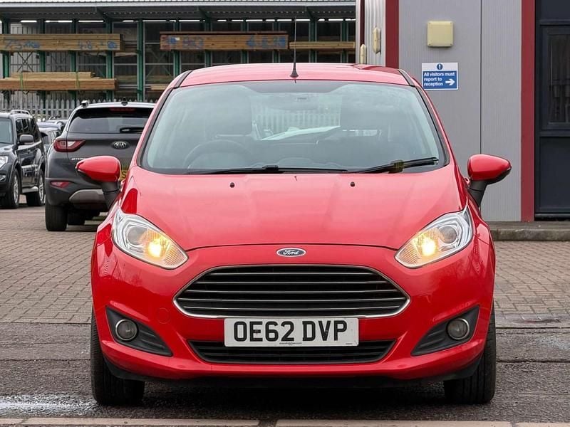 Used Ford Fiesta Zetec 75 HP (55 kW) 2013 Red Hatchback