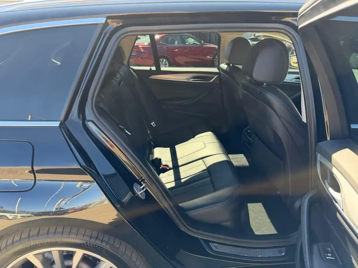 Usado BMW 520 Comfort Edition 2017 Negro Familiar