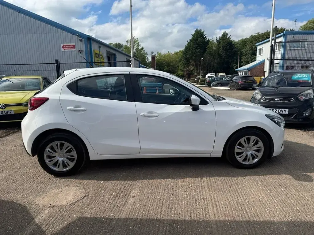 Used Mazda 2 75 HP (55 kW) 2017 White Hatchback