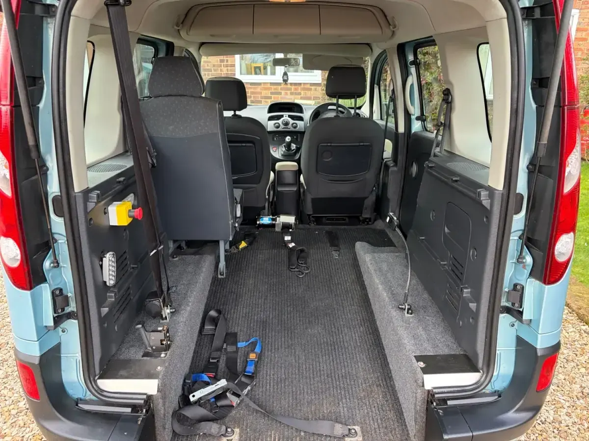 Usado Renault Kangoo Expression 105 HP (77 kW) 2011 Azul Monovolume