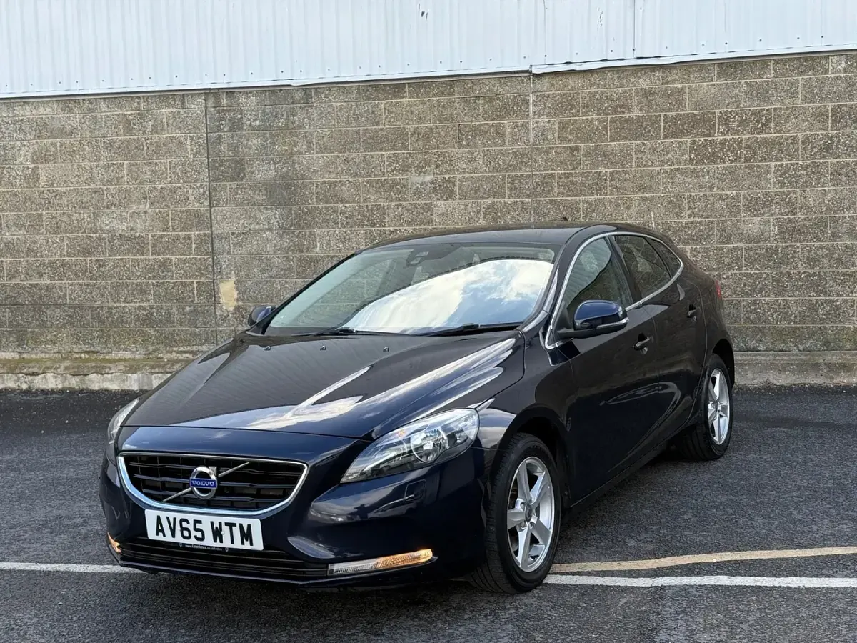 Used Volvo V40 SE 2015 Blue Hatchback