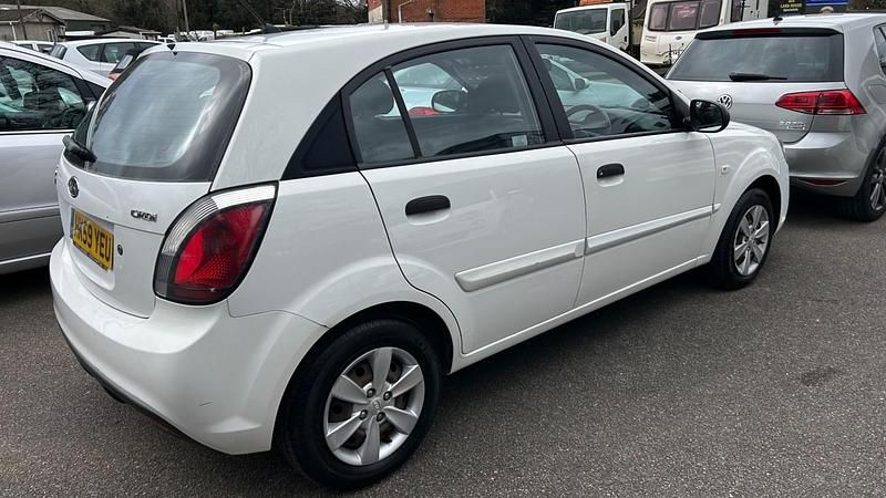 Used Kia Rio 108 HP (79 kW) 2010 White Hatchback