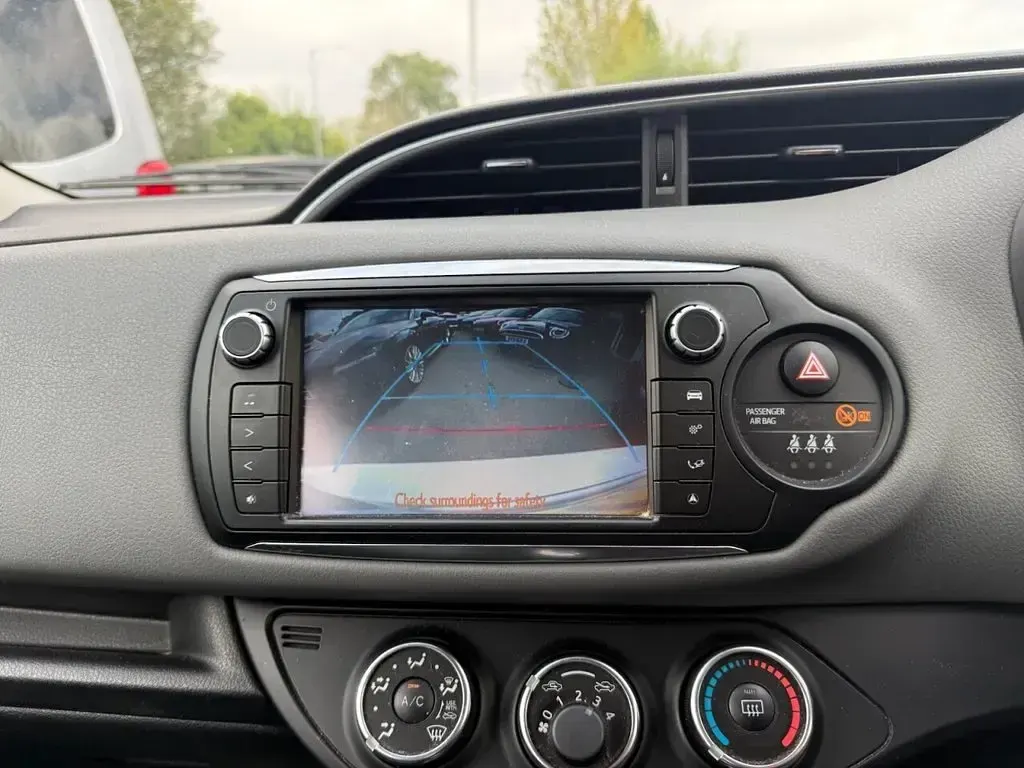 Used Toyota Yaris 99 HP (72 kW) 2015 Silver Hatchback