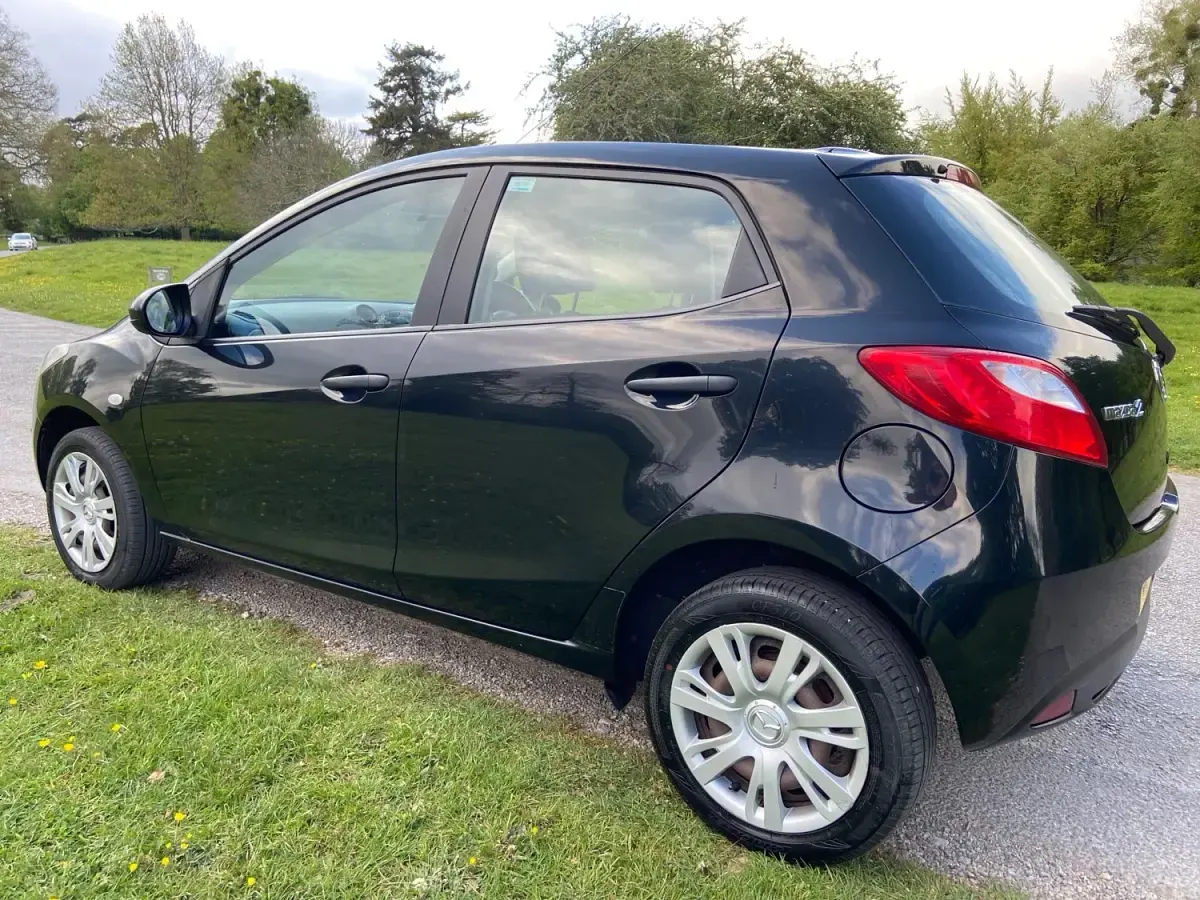 Używany Mazda 2 75 KM (55 kW) 2012 Czarny Hatchback