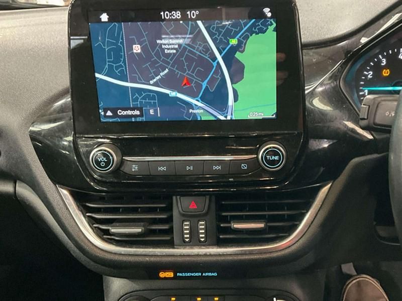 Used Ford Fiesta Zetec 100 HP (73 kW) 2018 White Hatchback