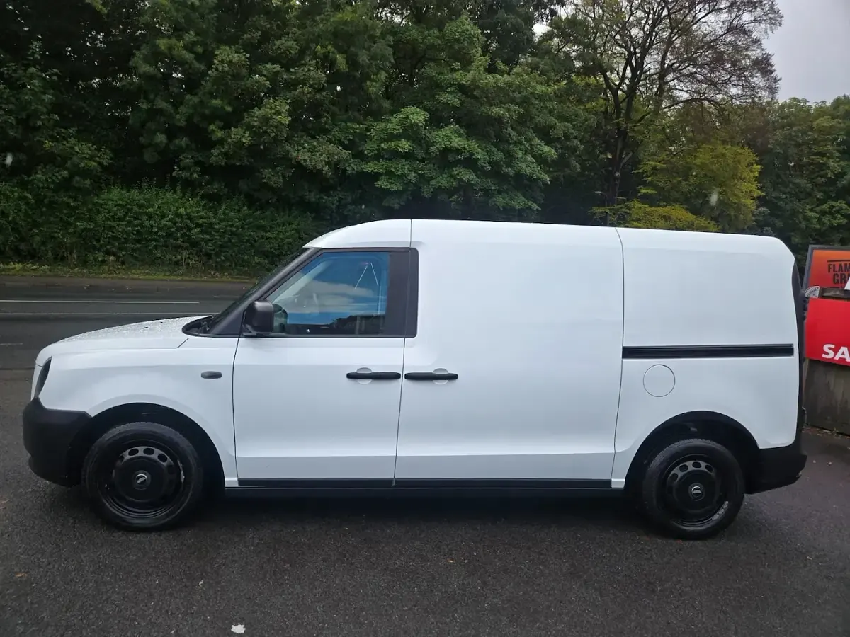 Used LEVC VN5 Business 150 HP (110 kW) 2021 White MPV