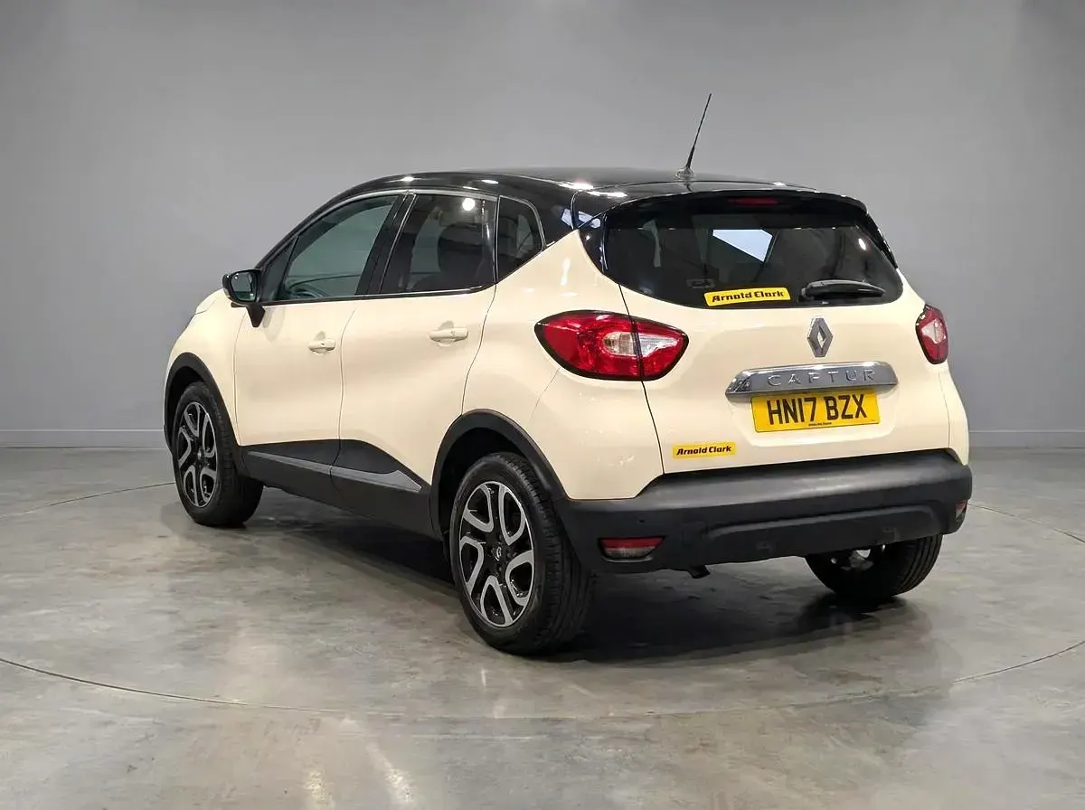 Used Renault Captur Dynamique 90 HP (66 kW) 2017 White SUV
