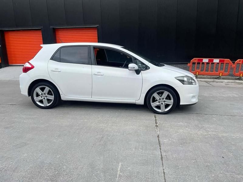 Used Toyota Auris SR 132 HP (97 kW) 2011 White Hatchback