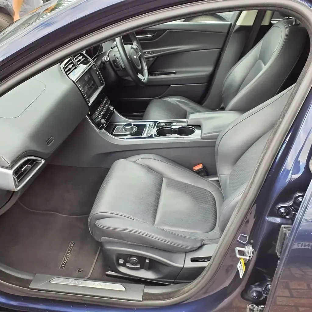Used Jaguar XE Portfolio 180 HP (132 kW) 2017 Blue Sedan