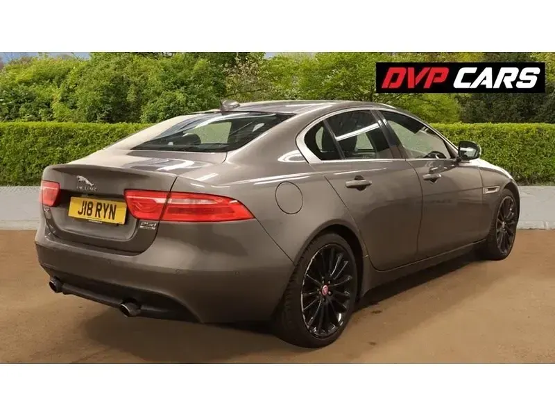 Begagnad Jaguar XE Portfolio 240 HK (176 kW) 2017 Grå Sedan