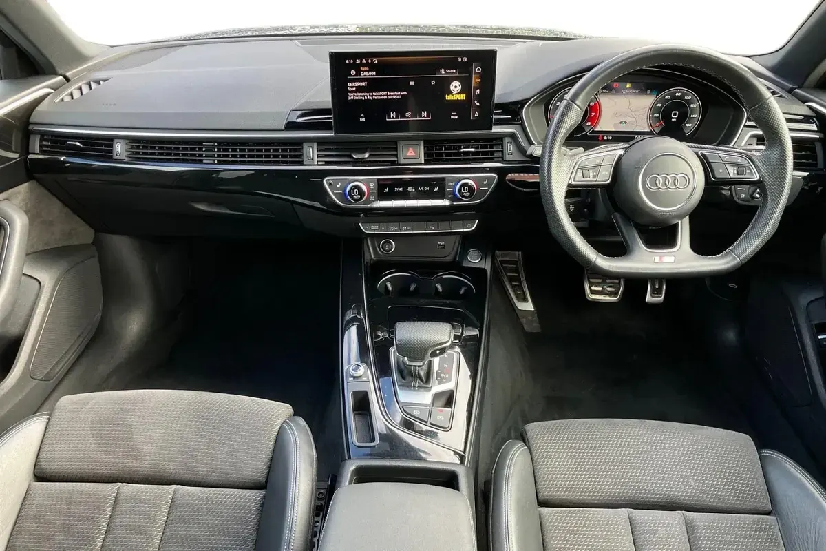 Usado Audi A4 Black Edition 150 HP (110 kW) 2020 Cinzento Carrinha