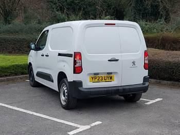 Używany Peugeot Partner Premium 131 KM (96 kW) 2023 Biały Minivan