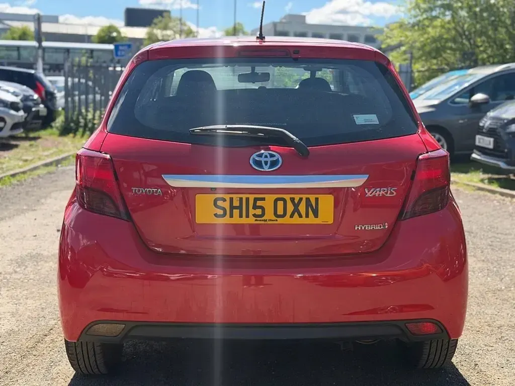 Gebraucht Toyota Yaris Hybrid 101 PS (74 kW) 2015 Rot Kleinwagen