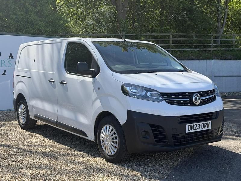 Second-hand Vauxhall Vivaro 100 CP (73 kW) 2023 Alb Monovolum