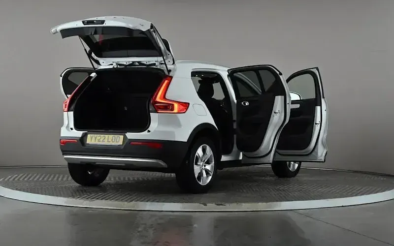 Used Volvo XC40 Momentum 163 HP (119 kW) 2022 White SUV