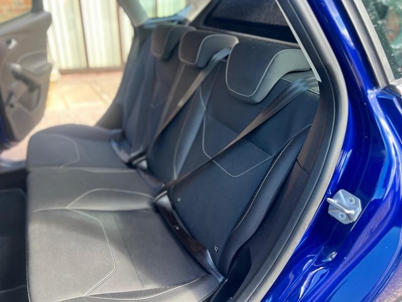 Used Ford Focus Zetec 120 HP (88 kW) 2016 Blue Hatchback