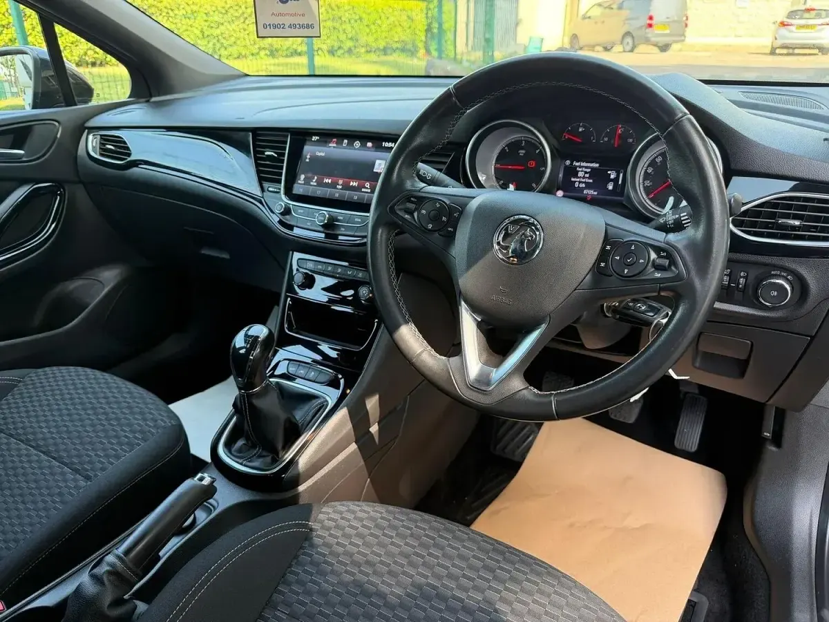 Used Vauxhall Astra SRi 110 HP (80 kW) 2017 Black Hatchback