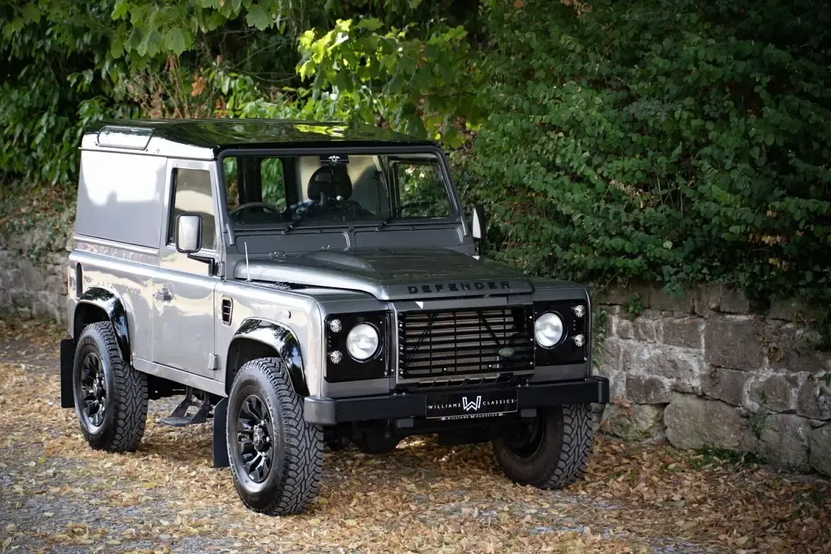 Used Land Rover Defender 122 HP (89 kW) 2009 Grey Hatchback