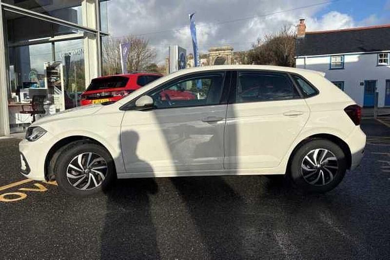 Usado VW Polo Life 95 HP (69 kW) 2023 Cinzento Citadino