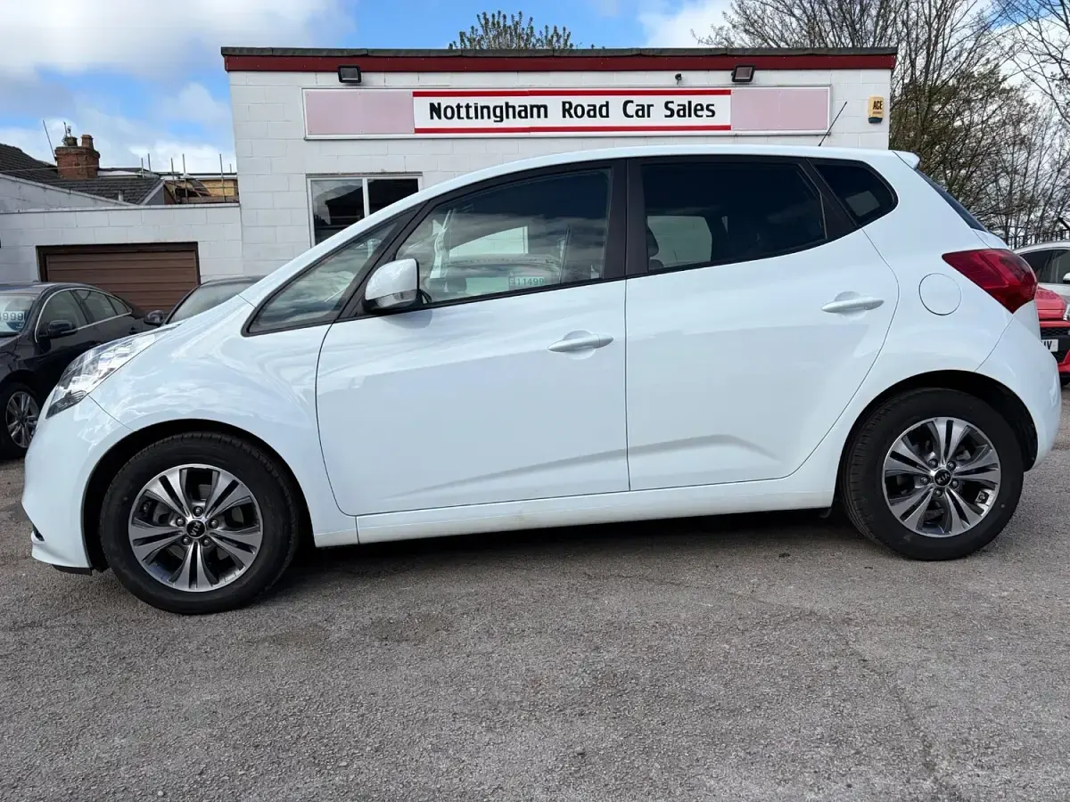Used Kia Venga 125 HP (91 kW) 2019 White Hatchback