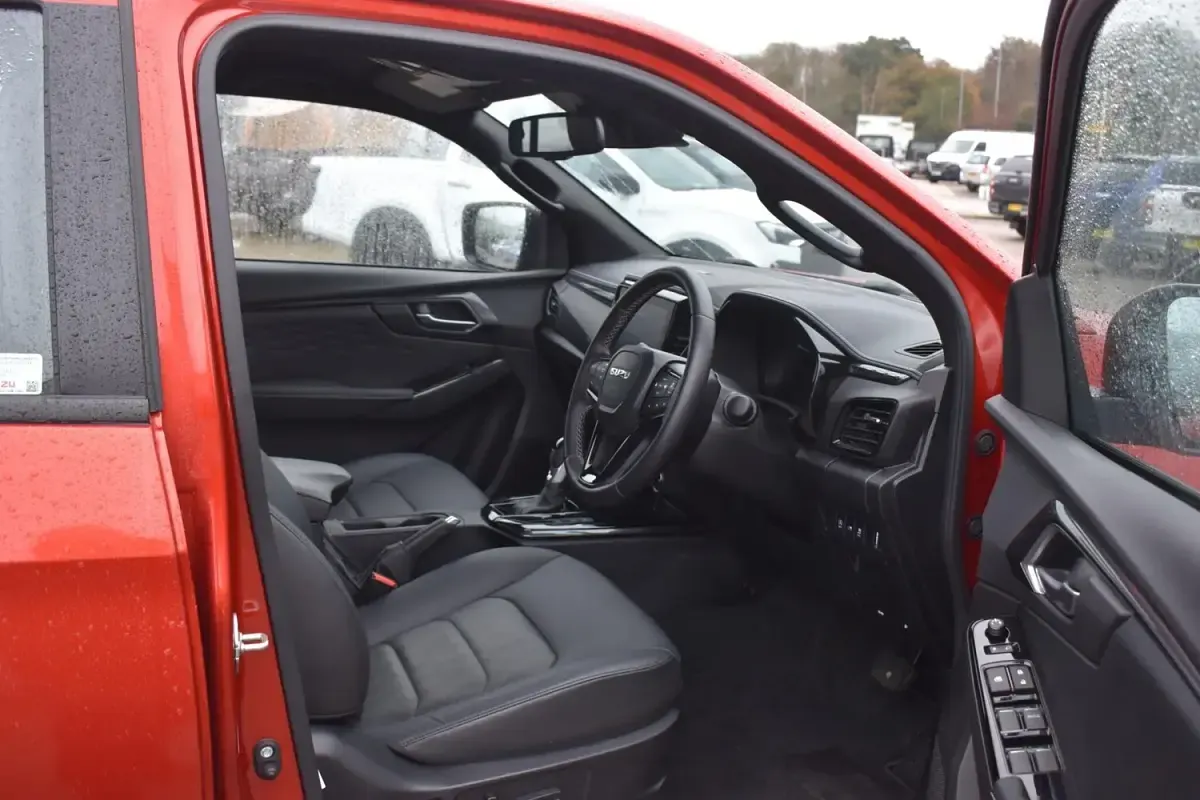 Used Isuzu D-Max 163 HP (119 kW) 2025 Orange Pickup