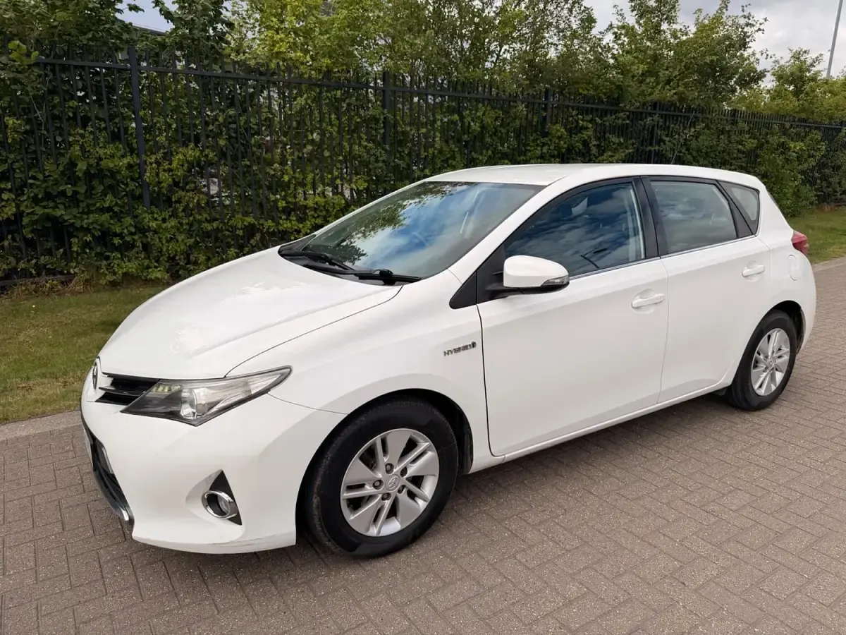 Used Toyota Auris Hybrid 136 HP (100 kW) 2013 White Hatchback