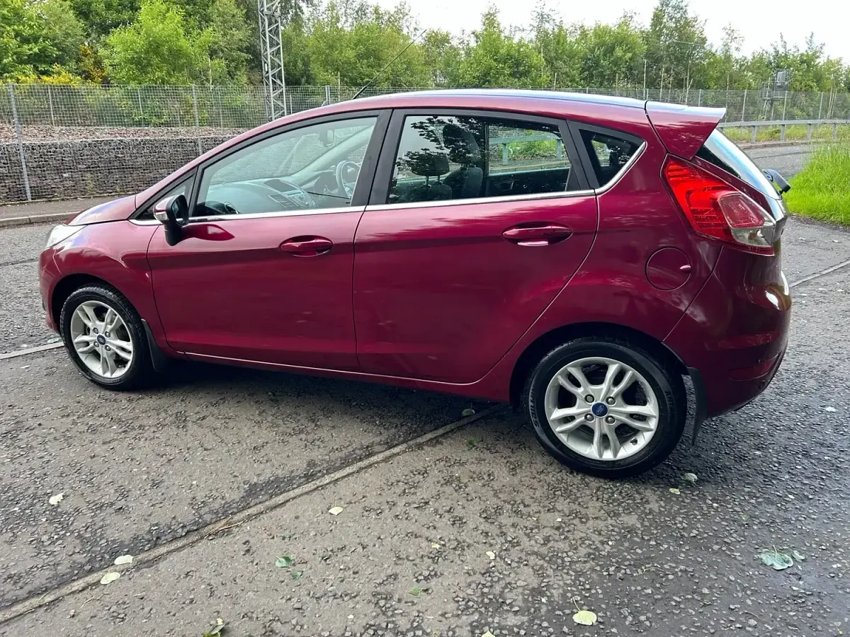 Used Ford Fiesta Zetec 82 HP (60 kW) 2014 Red Hatchback