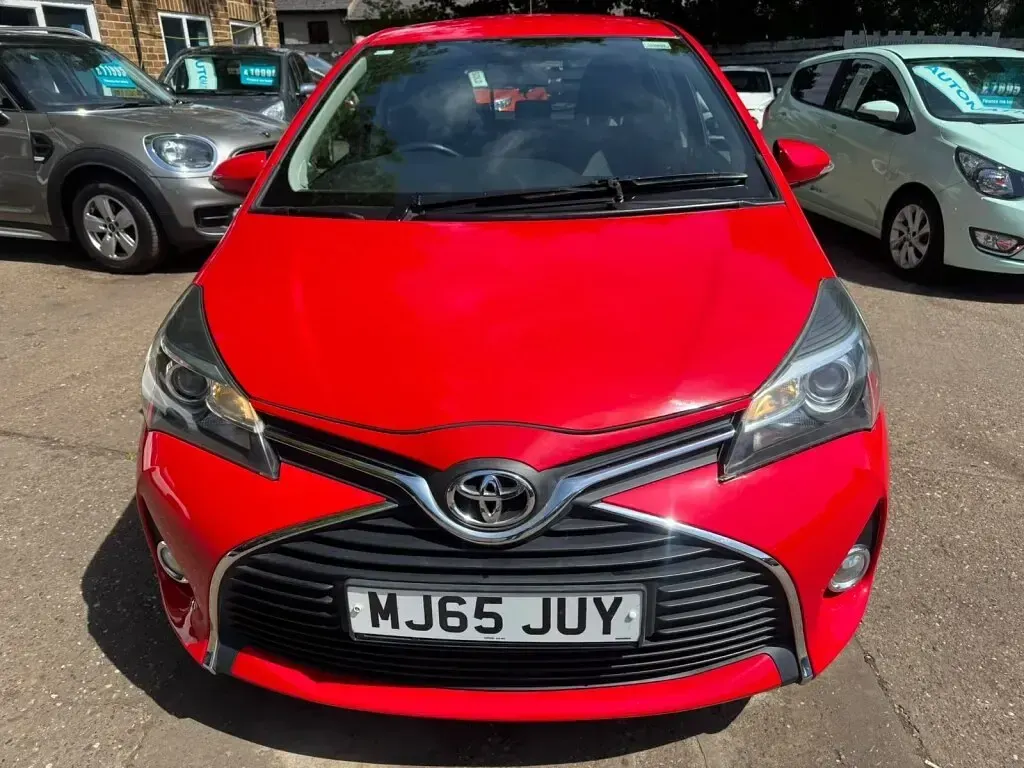 Used Toyota Yaris 99 HP (72 kW) 2015 Red Hatchback