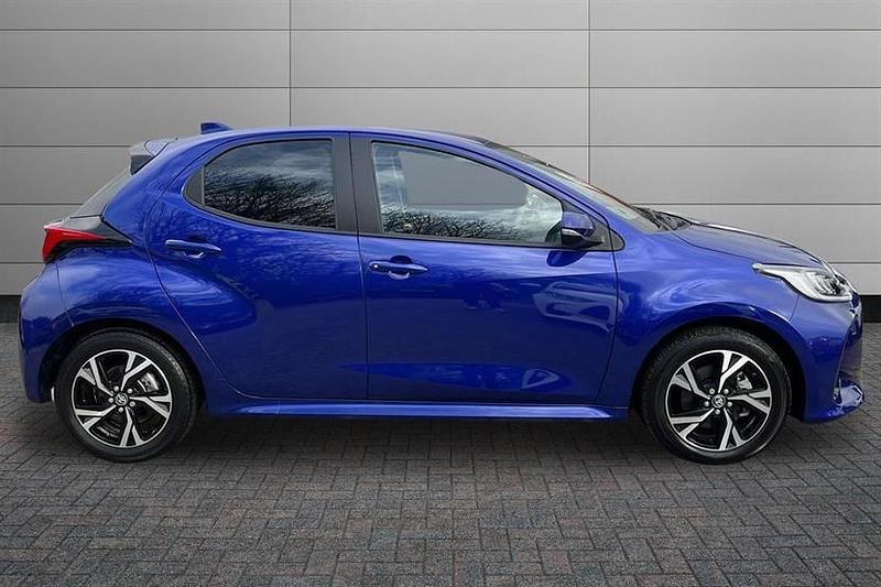 Used Toyota Yaris Hybrid Design 116 HP (85 kW) 2024 Blue Hatchback