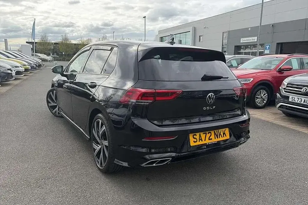 Second-hand VW Golf VIII R-line 150 CP (110 kW) 2022 Negru Hatchback