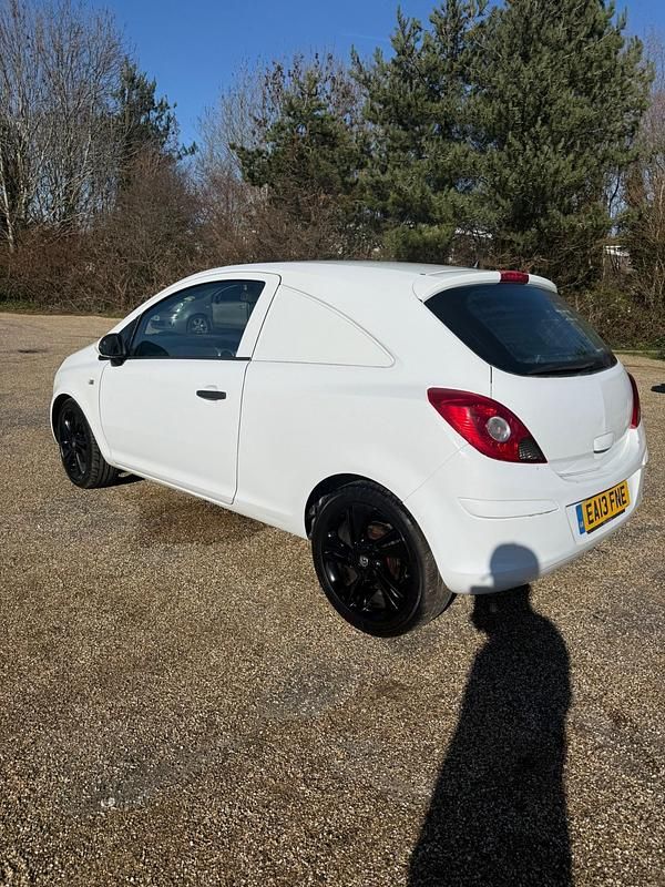 Used Vauxhall Corsa 95 HP (69 kW) 2013 White Hatchback