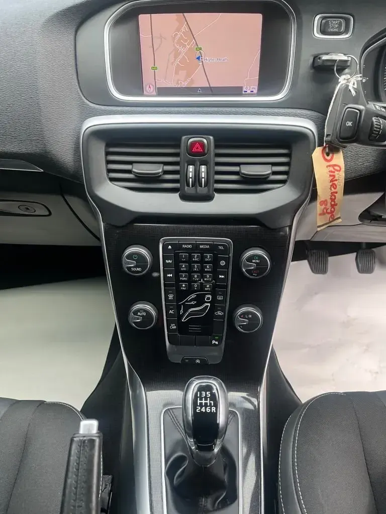Used Volvo V40 Momentum 122 HP (89 kW) 2018 Silver Hatchback