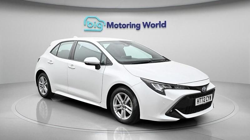 Used Toyota Corolla 122 HP (89 kW) 2023 White Hatchback