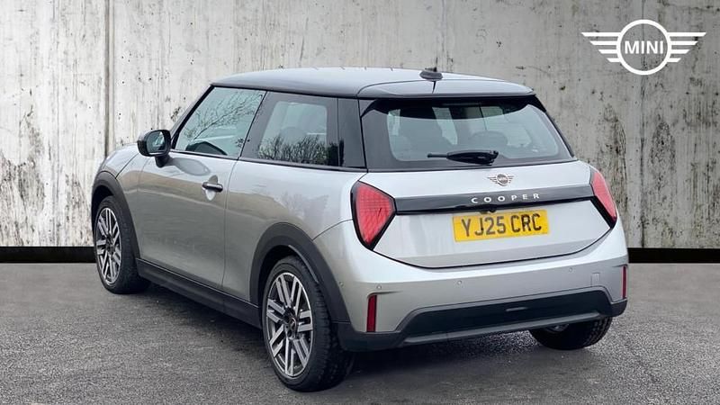 Begagnad Mini Cooper Classic 113 kW (154 HK) 2025 Silver Halvkombi