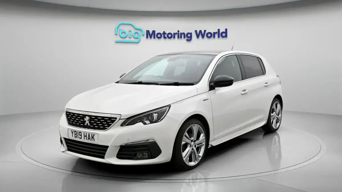 Used Peugeot 308 GT-line 131 HP (96 kW) 2019 White Hatchback