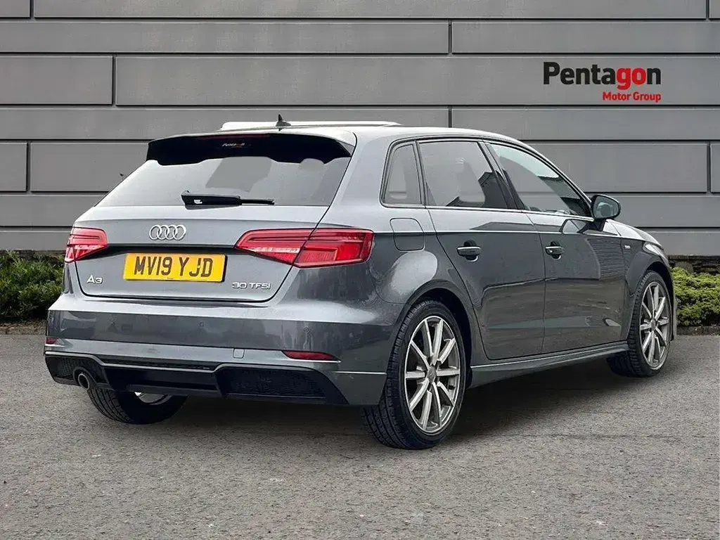 Usado Audi A3 Black Edition 113 HP (83 kW) 2019 Cinzento Sedan