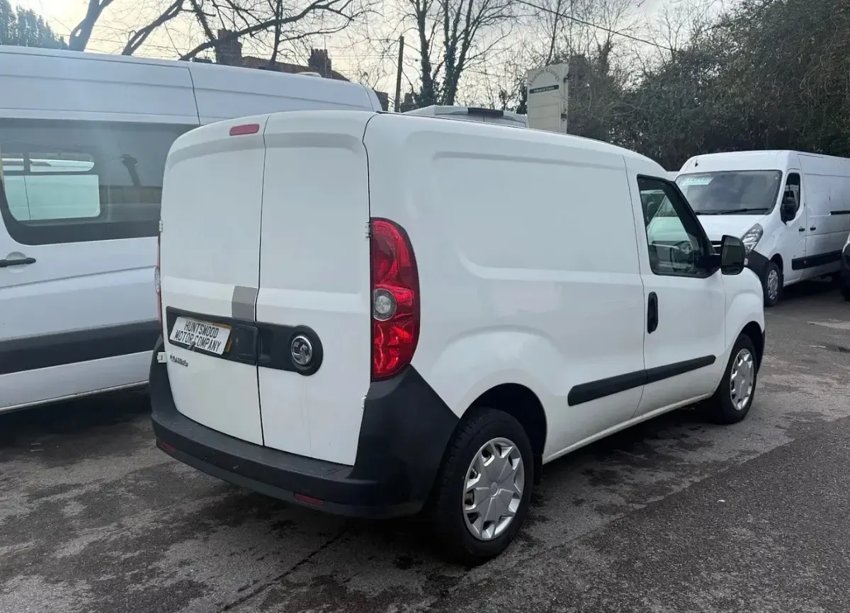 Second-hand Vauxhall Combo 95 CP (69 kW) 2018 Alb Monovolum