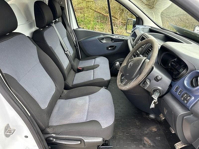 Used Vauxhall Vivaro 120 HP (88 kW) 2014 White MPV