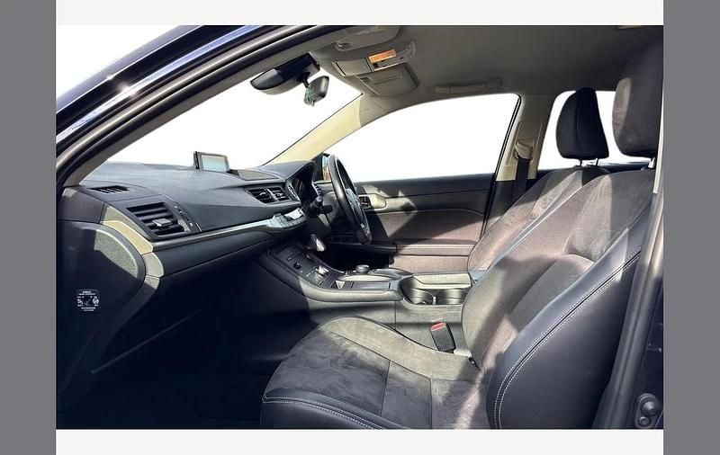 Used Lexus CT200h Luxury Line 136 HP (100 kW) 2018 Blue Hatchback