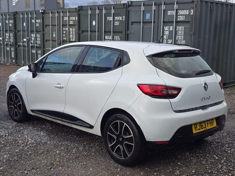 Used Renault Clio IV Dynamique 75 HP (55 kW) 2014 White Hatchback