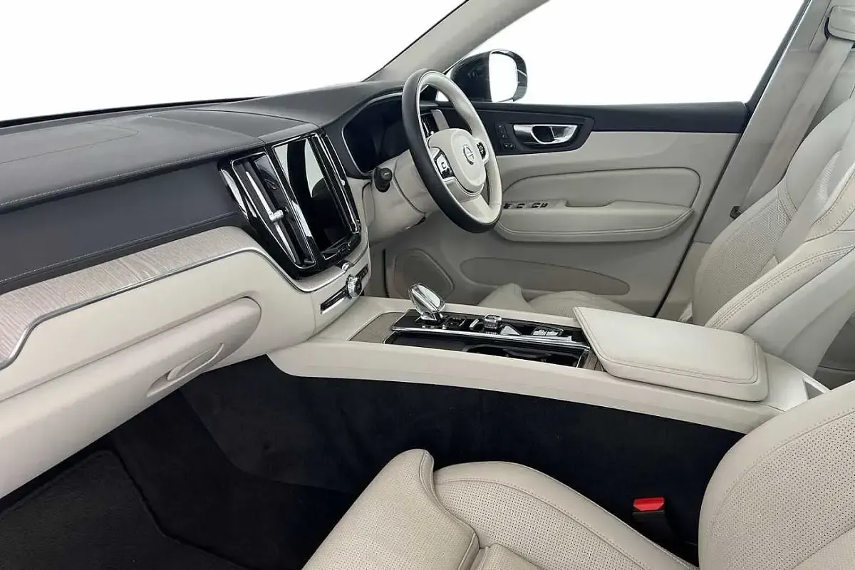 Used Volvo XC60 Inscription 197 HP (144 kW) 2022 Onyx black SUV