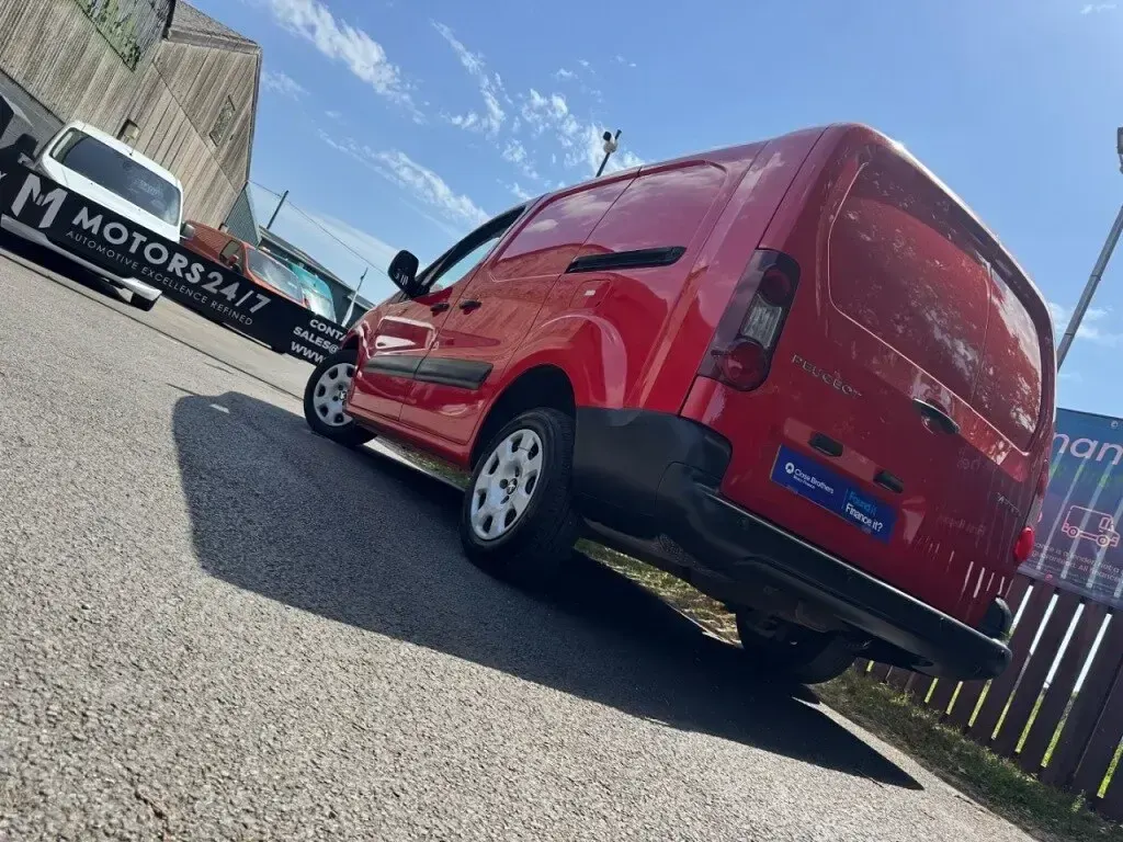 Used Peugeot Partner S 110 HP (80 kW) 2018 Red
