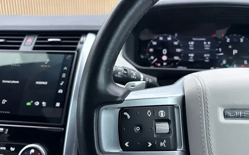 Used Land Rover Discovery HSE Dynamic 300 HP (220 kW) 2023 Black SUV