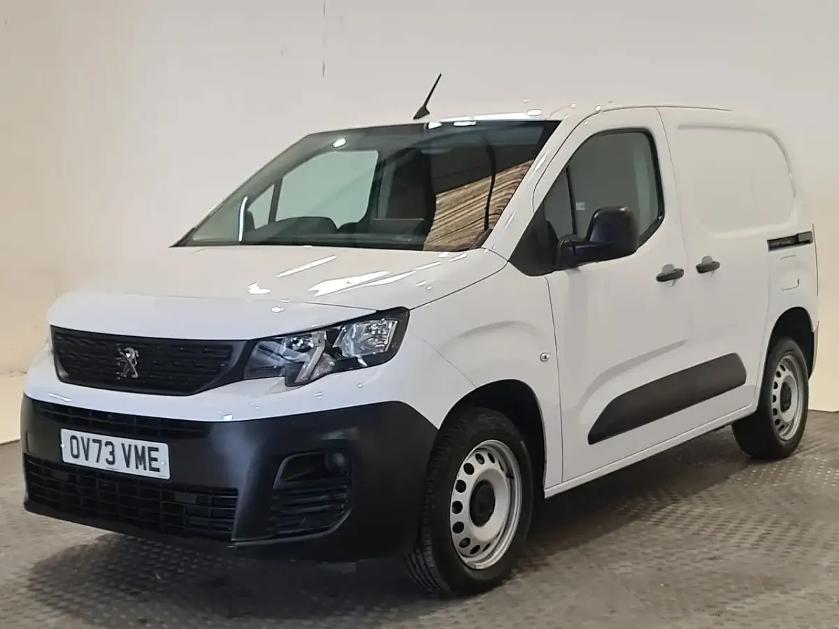 Begagnad Peugeot Partner Premium 100 HK (73 kW) 2023 Vit Minibuss