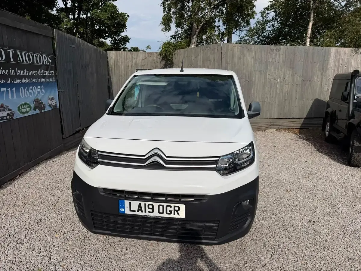 Used Citroën Berlingo Start 100 HP (73 kW) 2019 White MPV