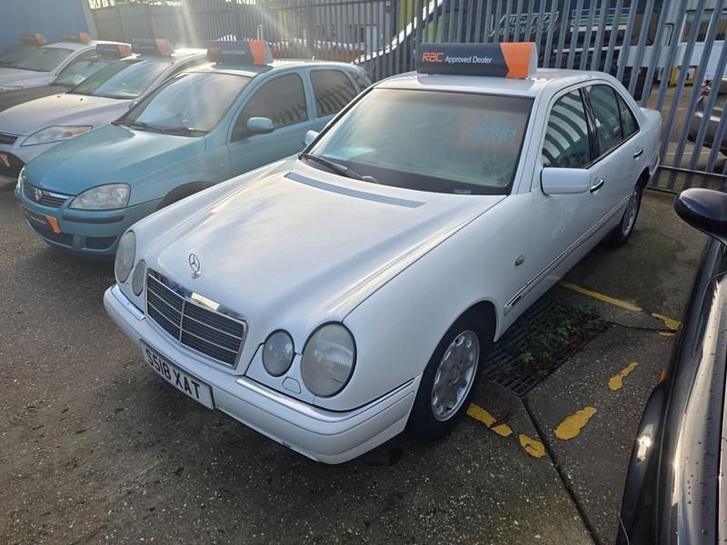 Begagnad Mercedes E200 Elegance 1998 Vit Sedan