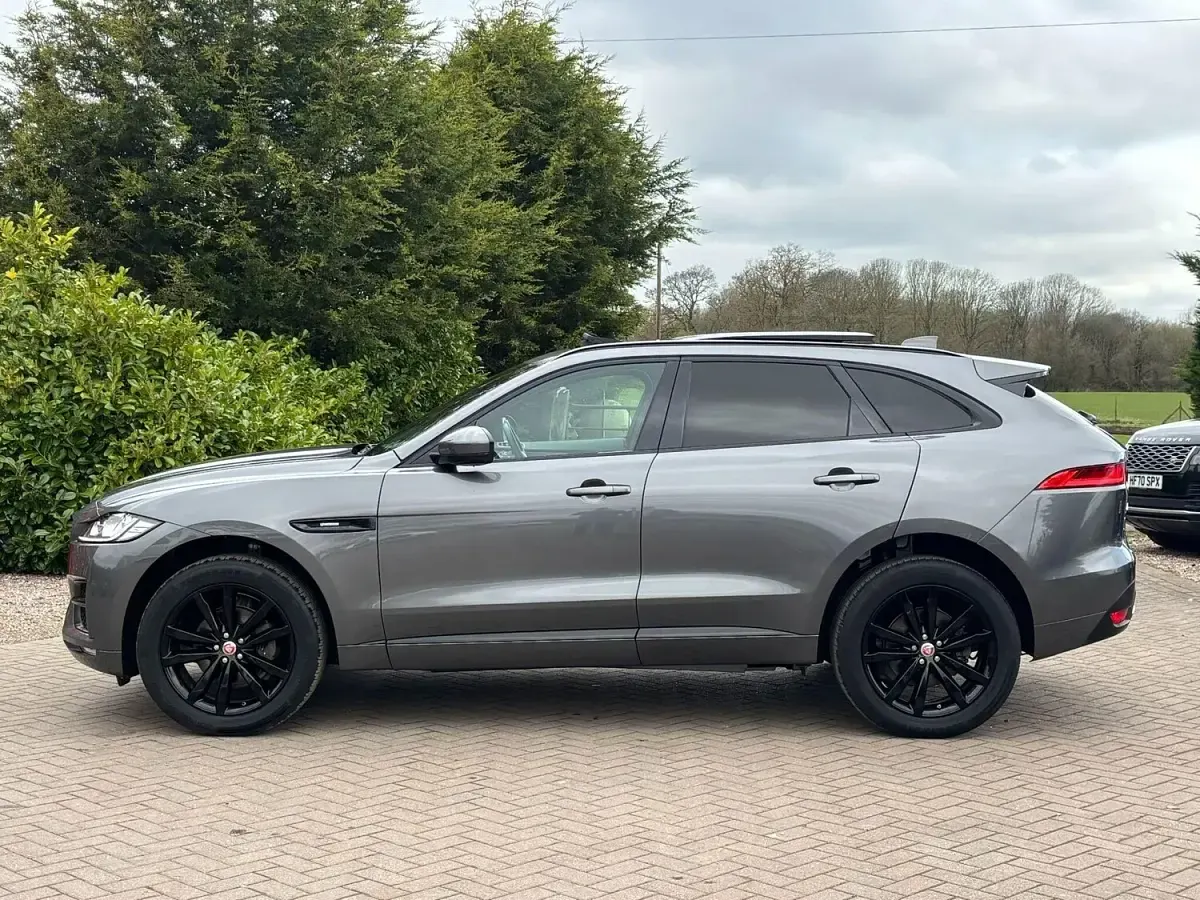 Usado Jaguar F-Pace R-Sport 180 HP (132 kW) 2019 Cinzento SUV